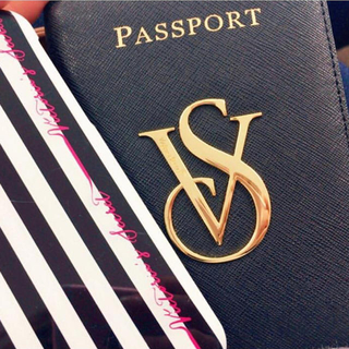 ヴィクトリアズシークレット(Victoria's Secret)のパスポートケース(旅行用品)