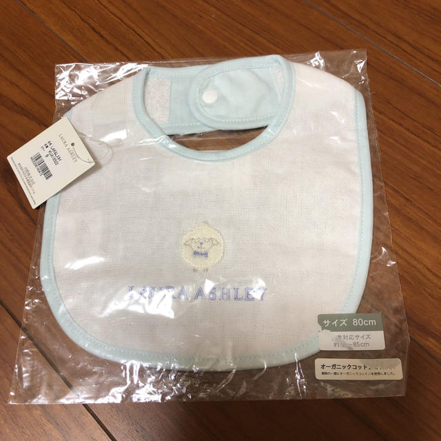 LAURA ASHLEY(ローラアシュレイ)の（値下げ）新品 ローラアシュレイ スタイ キッズ/ベビー/マタニティのこども用ファッション小物(ベビースタイ/よだれかけ)の商品写真