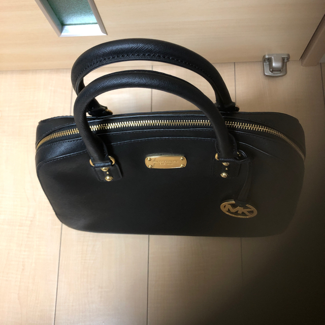 Michael Kors(マイケルコース)の横32  縦26  マチ15  黒色になります❤️お値下げ致しました❤️ レディースのバッグ(ハンドバッグ)の商品写真
