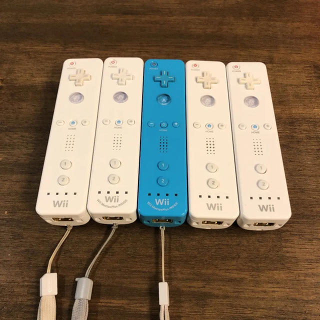 Wii(ウィー)のWiiリモコン エンタメ/ホビーのゲームソフト/ゲーム機本体(家庭用ゲーム機本体)の商品写真