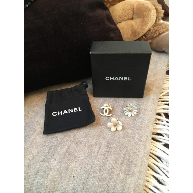 CHANEL(シャネル)のCHANEL シャネル ブローチ3点セット  未使用品 レディースのアクセサリー(ブローチ/コサージュ)の商品写真