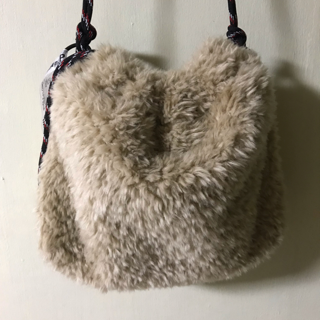 JEANASIS(ジーナシス)のジーナシス  ファー巾着 ベージュ レディースのバッグ(ショルダーバッグ)の商品写真