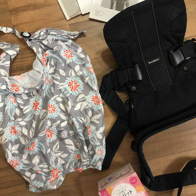 BABYBJORN(ベビービョルン)の超美品！ベビービョルン 抱っこ紐 belboa 授乳ケープ セット プレママ キッズ/ベビー/マタニティの外出/移動用品(抱っこひも/おんぶひも)の商品写真