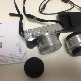 ニコン(Nikon)のミラーレスの、ニコン Nikon 1 J5 ダブルレンズキット シルバー(ミラーレス一眼)