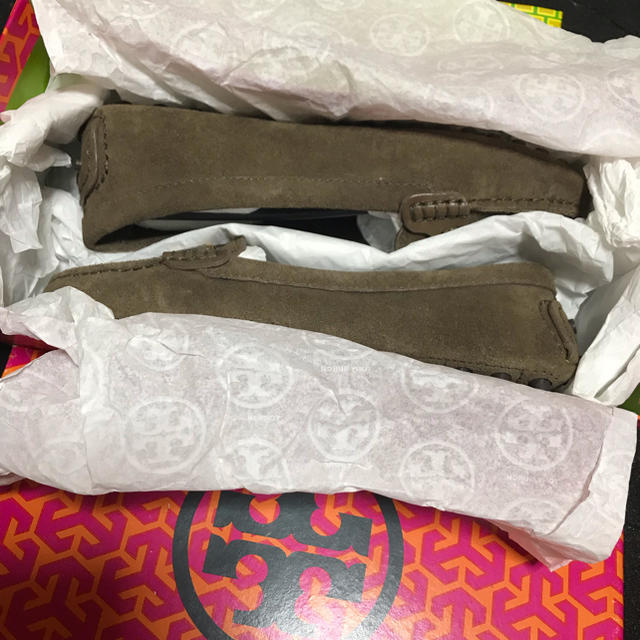 Tory Burch(トリーバーチ)の新品未使用トリーバーチ スエード ブラウン ローファー レディースの靴/シューズ(ローファー/革靴)の商品写真