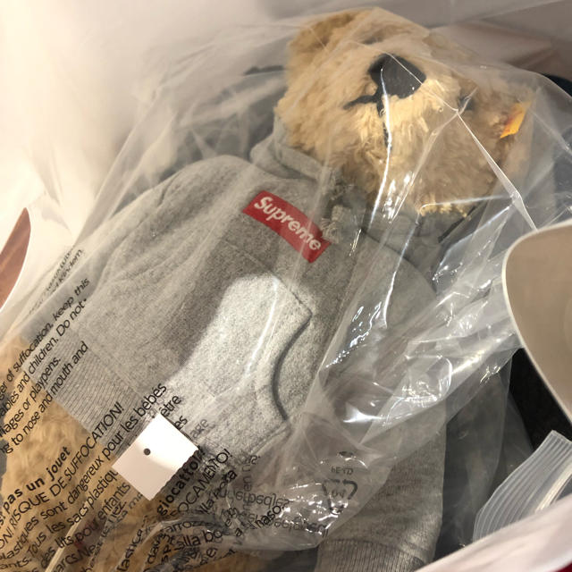 Supreme(シュプリーム)の【送料込】Supreme Steiff Bear  エンタメ/ホビーのおもちゃ/ぬいぐるみ(ぬいぐるみ)の商品写真