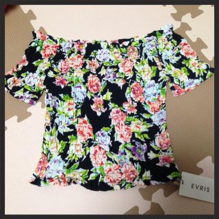 エヴリス(EVRIS)の定価の半額以下！！花柄オフショル(Tシャツ(半袖/袖なし))