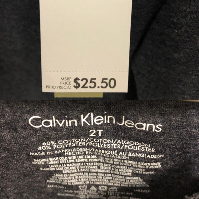 Calvin Klein(カルバンクライン)の《新品》カルヴァンクライン ロゴ入り 長袖Tシャツ 2T 90〜95サイズ  キッズ/ベビー/マタニティのキッズ服男の子用(90cm~)(Tシャツ/カットソー)の商品写真