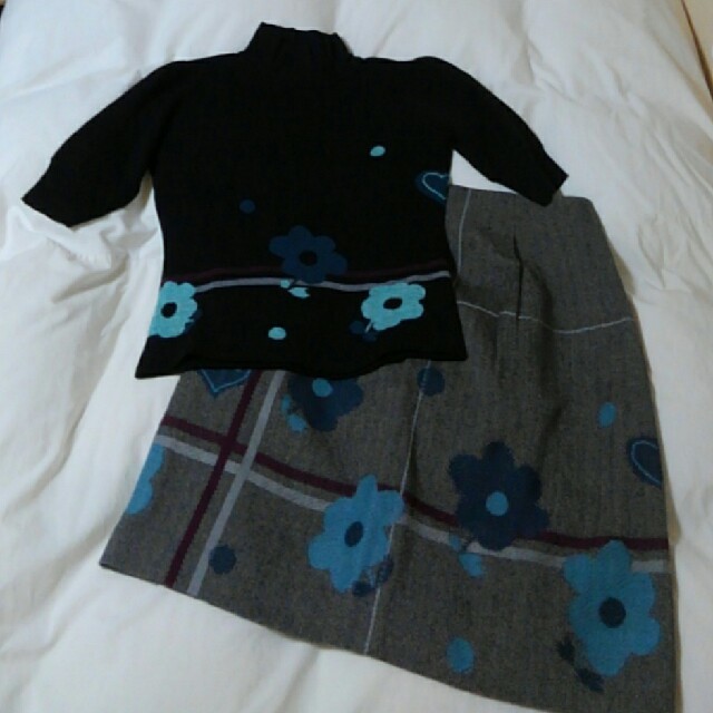 M'S GRACY(エムズグレイシー)のエムズグレイシー　ニット&スカート　ブルー花柄 レディースのトップス(ニット/セーター)の商品写真