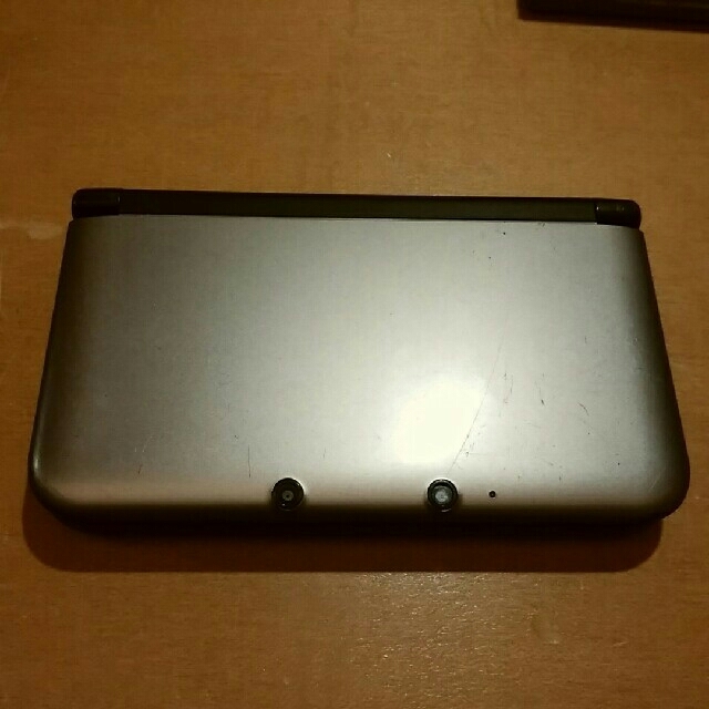 ニンテンドー3DS(ニンテンドー3DS)のNINTENDO 3DS LL シルバーブラック エンタメ/ホビーのゲームソフト/ゲーム機本体(携帯用ゲーム機本体)の商品写真