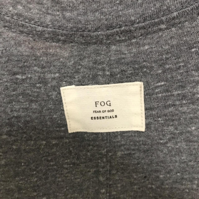 FEAR OF GOD(フィアオブゴッド)のfear of GOD  essentials FOG シャツ メンズのトップス(Tシャツ/カットソー(半袖/袖なし))の商品写真