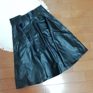 ザラ(ZARA)の黒レザースカート(ひざ丈スカート)