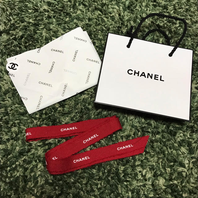 CHANEL(シャネル)のシャネル リボン 赤 紙袋 包装紙 セット インテリア/住まい/日用品のオフィス用品(ラッピング/包装)の商品写真