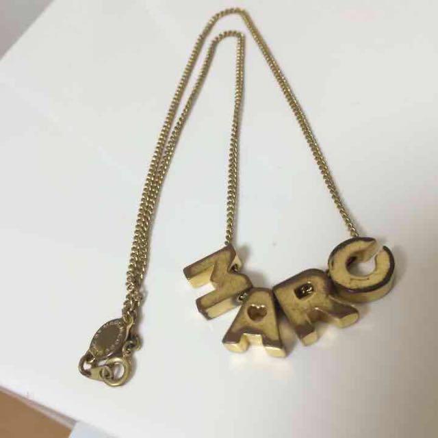 MARC BY MARC JACOBS(マークバイマークジェイコブス)のmarc jacobs ロゴネックレス レディースのアクセサリー(ネックレス)の商品写真