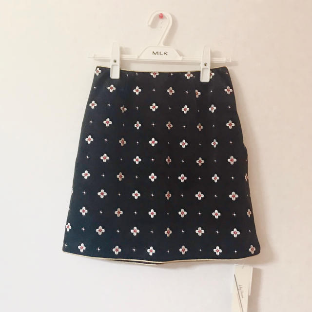 Lily Brown(リリーブラウン)のLily Brown 🖤 新作  ベロア 小紋刺繍 台形スカート レディースのスカート(ミニスカート)の商品写真
