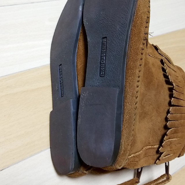 Minnetonka(ミネトンカ)のMINNETONKAミネトンカ　ショートブーツ　1段フリンジ　茶色 レディースの靴/シューズ(ブーツ)の商品写真