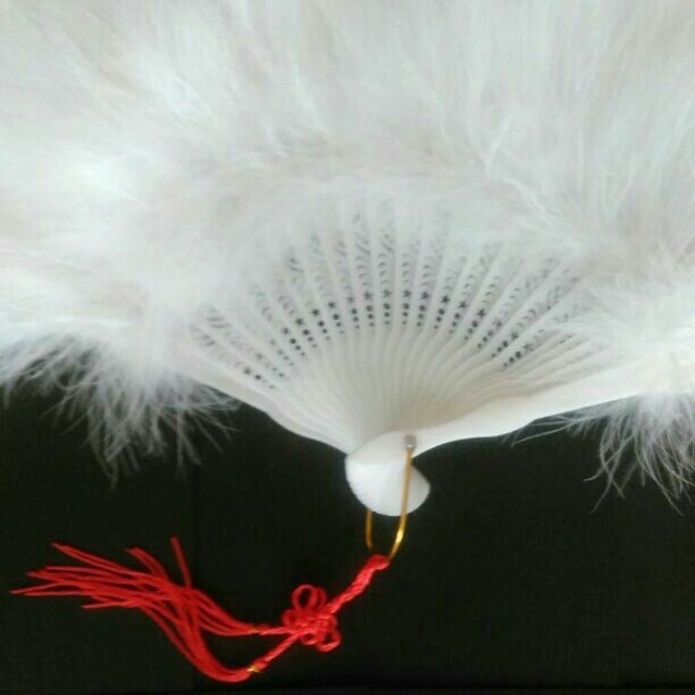 新品　特大羽扇子　ジュリアナ　大きな紐飾り付き　白
 エンタメ/ホビーのコスプレ(小道具)の商品写真