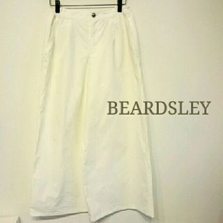 ビアズリー(BEARDSLEY)の真っ白ワイドパンツ(カジュアルパンツ)