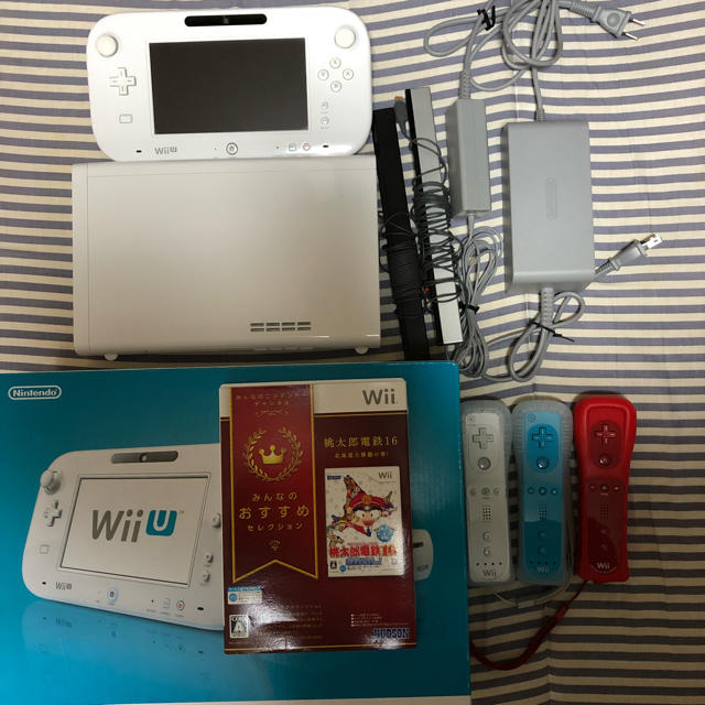 Wii U(ウィーユー)のWiiU 32GB シロ 桃鉄16・コントローラーセット エンタメ/ホビーのゲームソフト/ゲーム機本体(家庭用ゲーム機本体)の商品写真
