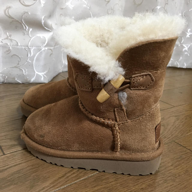 UGG(アグ)のUGG ベビー キッズ 13.5㎝ ムートンブーツ 箱付き！ キッズ/ベビー/マタニティのベビー靴/シューズ(~14cm)(ブーツ)の商品写真