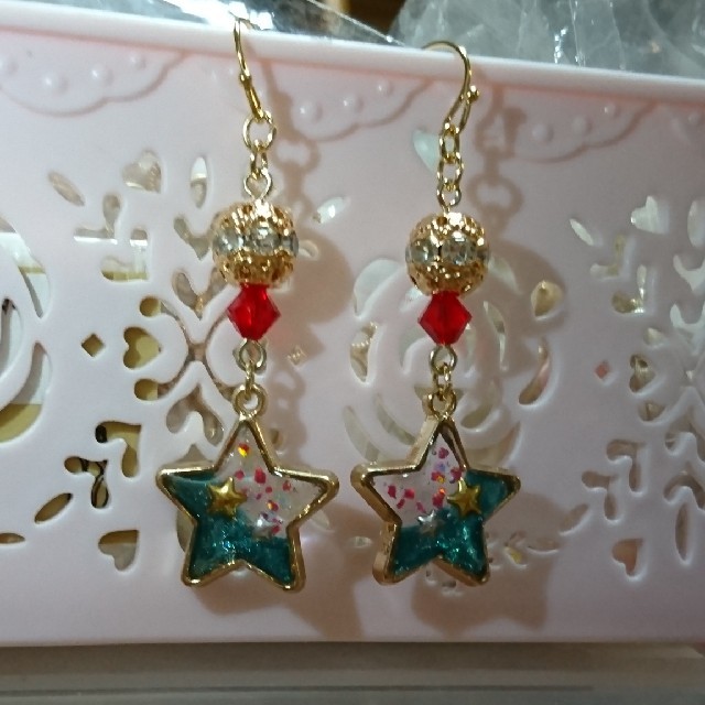 SWAROVSKI(スワロフスキー)のクリスマススターピアス.+*:ﾟ+｡.☆(イヤリング・樹脂などに変更可能) ハンドメイドのアクセサリー(ピアス)の商品写真