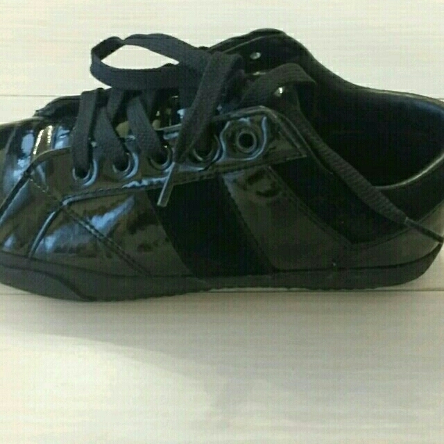 UNIQLO(ユニクロ)のブラックエナメル スニーカー レディースの靴/シューズ(スニーカー)の商品写真