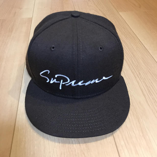 Supreme(シュプリーム)のsupreme classic script newera メンズの帽子(キャップ)の商品写真