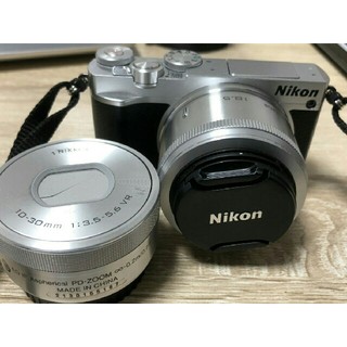 ニコン(Nikon)のNikon1J5Wレンズキット（シルバー）(ミラーレス一眼)
