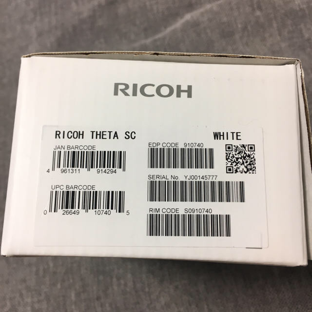 RICOH(リコー)の未使用新品 RICHOの360°全天球カメラ THETA SC ホワイト スマホ/家電/カメラのカメラ(コンパクトデジタルカメラ)の商品写真