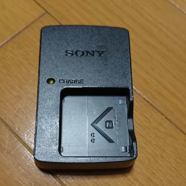 SONY(ソニー)のSONY デジカメ 充電器のみ スマホ/家電/カメラのカメラ(コンパクトデジタルカメラ)の商品写真