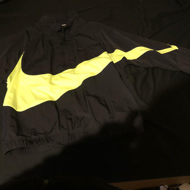 NIKE(ナイキ)のNIKE anorak 黒×ネオンイエロー メンズのジャケット/アウター(ナイロンジャケット)の商品写真