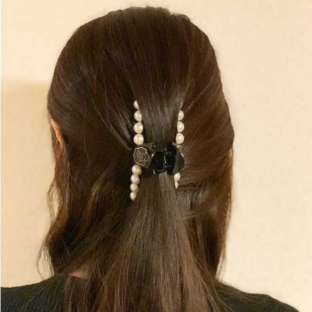 カメリア パール ヘアクリップ 上品で華やかなハーフアップが簡単に♡ ホワイト レディースのヘアアクセサリー(バレッタ/ヘアクリップ)の商品写真