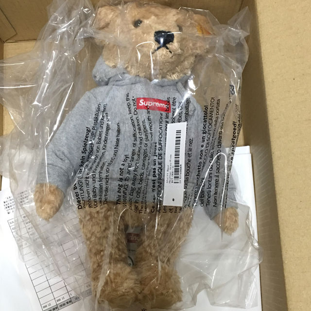 Supreme(シュプリーム)のSUPREME Steiff BEAR シュプリーム 付属品完備 エンタメ/ホビーのおもちゃ/ぬいぐるみ(ぬいぐるみ)の商品写真