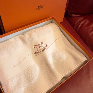 エルメス(Hermes)のエルメスベビーピンクのタオル木馬の刺繍です＊ちびめろさま専用です！(タオル/バス用品)