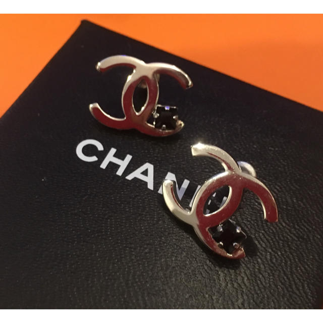 CHANEL(シャネル)の美品 シンプル ブラックビジュー&シルバー シャネル ピアス レディースのアクセサリー(ピアス)の商品写真