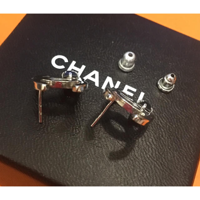 CHANEL(シャネル)の美品 シンプル ブラックビジュー&シルバー シャネル ピアス レディースのアクセサリー(ピアス)の商品写真