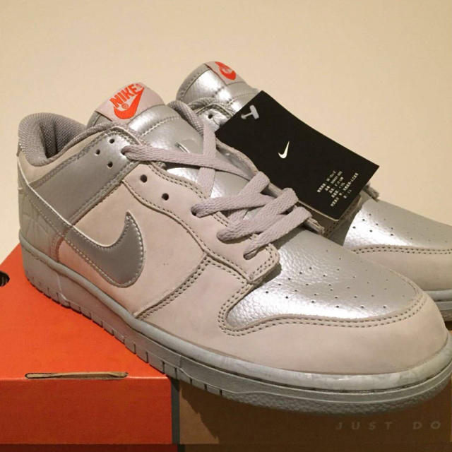 NIKE(ナイキ)のNIKE DUNK LOW 28cm Grey Silver フットロッカー別注 メンズの靴/シューズ(スニーカー)の商品写真