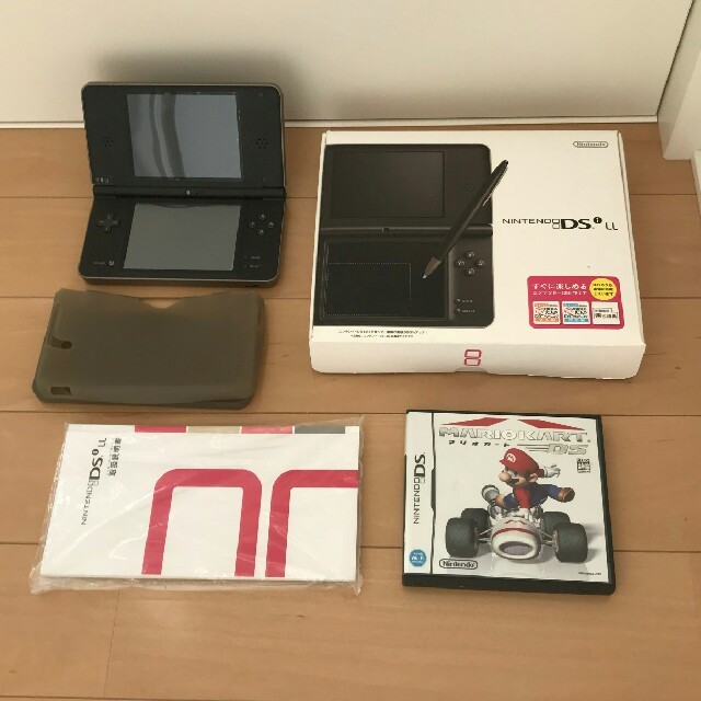 ニンテンドーDS(ニンテンドーDS)のニンテンドーDSi LL（ダークブラウン）本体　+　マリオカートDS エンタメ/ホビーのゲームソフト/ゲーム機本体(携帯用ゲーム機本体)の商品写真