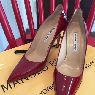 マノロブラニク(MANOLO BLAHNIK)の2/20まで限定値下げ＊美品マノロブラニク エナメル赤パンプス(ハイヒール/パンプス)