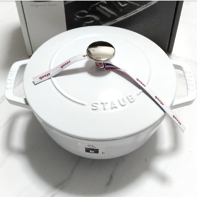 STAUB(ストウブ)の生涯補償あり！ストウブ　ワナベ　20cm ホワイト インテリア/住まい/日用品のキッチン/食器(鍋/フライパン)の商品写真