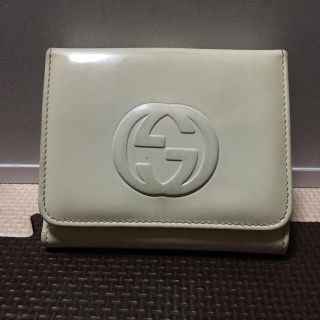 グッチ(Gucci)のGUCCIのエナメル 二つ折り財布 白  (財布)