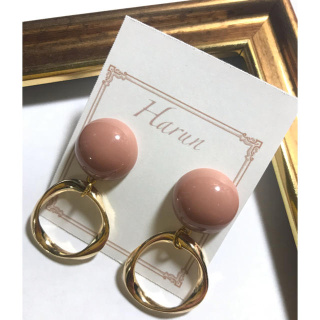 Harun♡ピンクベージュ×ゴールドフープピアス♡イヤリング可 ハンドメイドのアクセサリー(ピアス)の商品写真