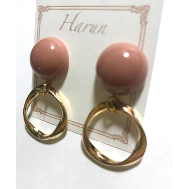 Harun♡ピンクベージュ×ゴールドフープピアス♡イヤリング可 ハンドメイドのアクセサリー(ピアス)の商品写真