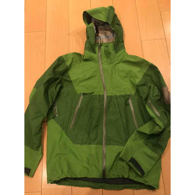 ARC'TERYX(アークテリクス)の最終値下げしました！Arcteryx マウンテンパーカー 中古M メンズのジャケット/アウター(マウンテンパーカー)の商品写真