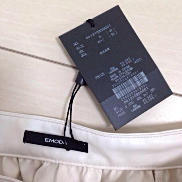 EMODA(エモダ)の値下げ☆EMODA☆ホワイトレザーSK レディースのスカート(ミニスカート)の商品写真