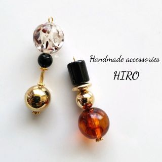 琥珀 ブラウンチップアクリルビーズのアシンメトリーピアス(ピアス)