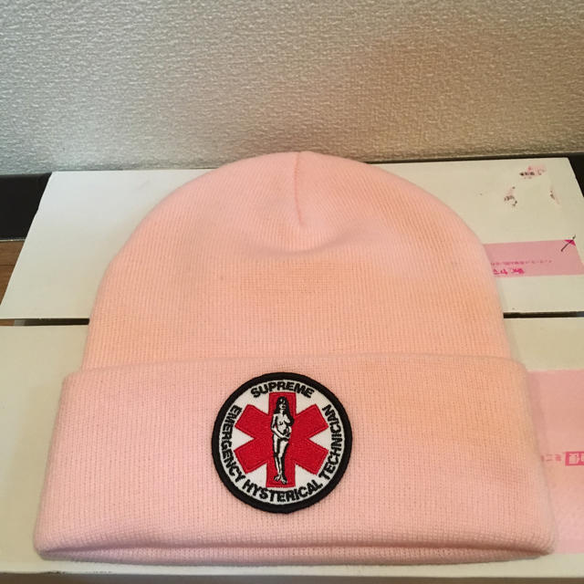 Supreme(シュプリーム)の supreme hysteric glamour beanie pink メンズの帽子(ニット帽/ビーニー)の商品写真