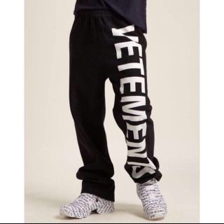 バレンシアガ(Balenciaga)の宮田様専用 vetements ロゴトラックパンツ 登坂着用 最安値(その他)