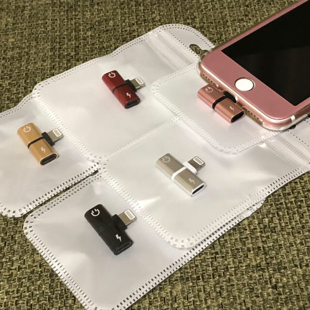 iPhone(アイフォーン)の変換アダプタ ピンク ブラック ゴールド スマホ/家電/カメラのオーディオ機器(ヘッドフォン/イヤフォン)の商品写真