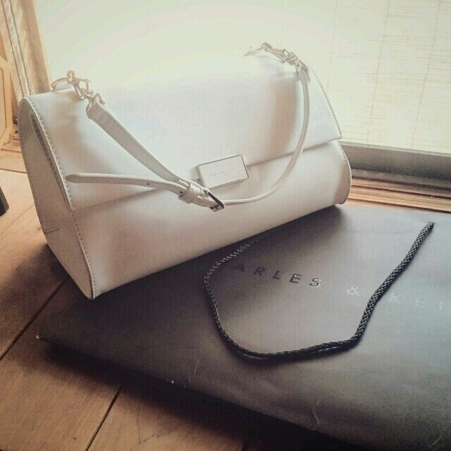 Charles＆Keith♡白クラッチ